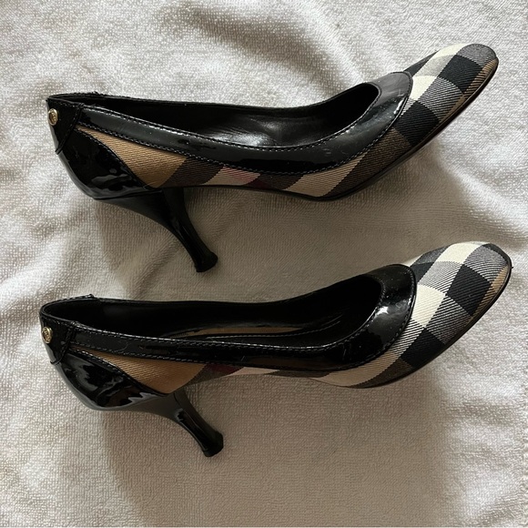 Burberry Black, White, & Beige Plaid W/ Patent Leather Trim Detail Heels Sz 37.5 - Picture 6 of 10